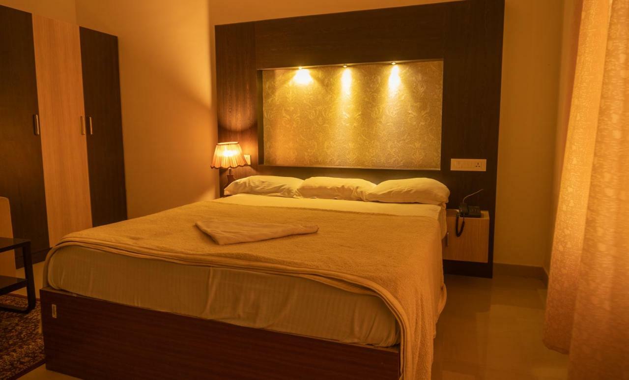 Aramana Holiday Inn Alappuzha Экстерьер фото